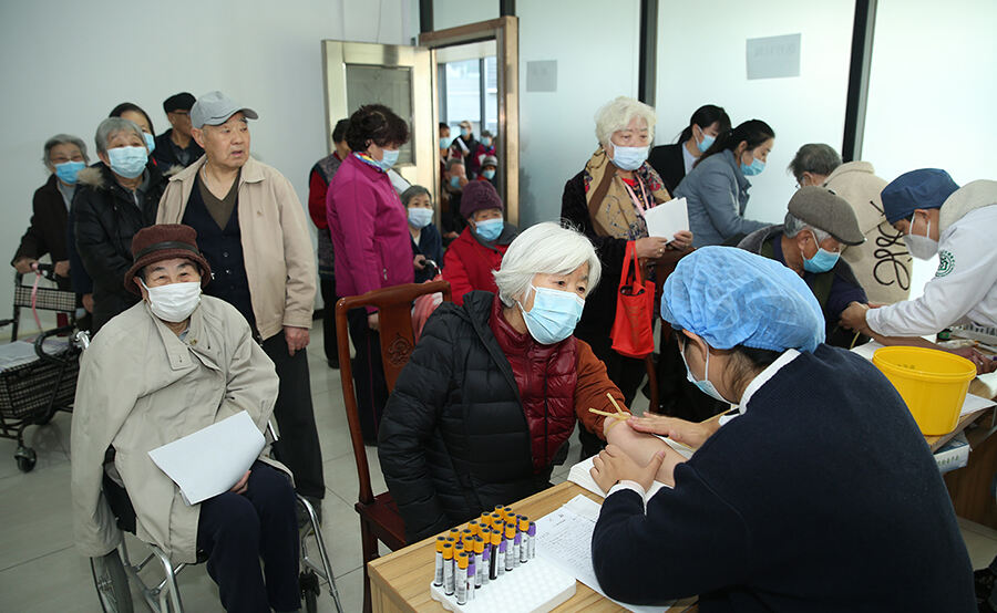 金手杖老人看病1.jpg